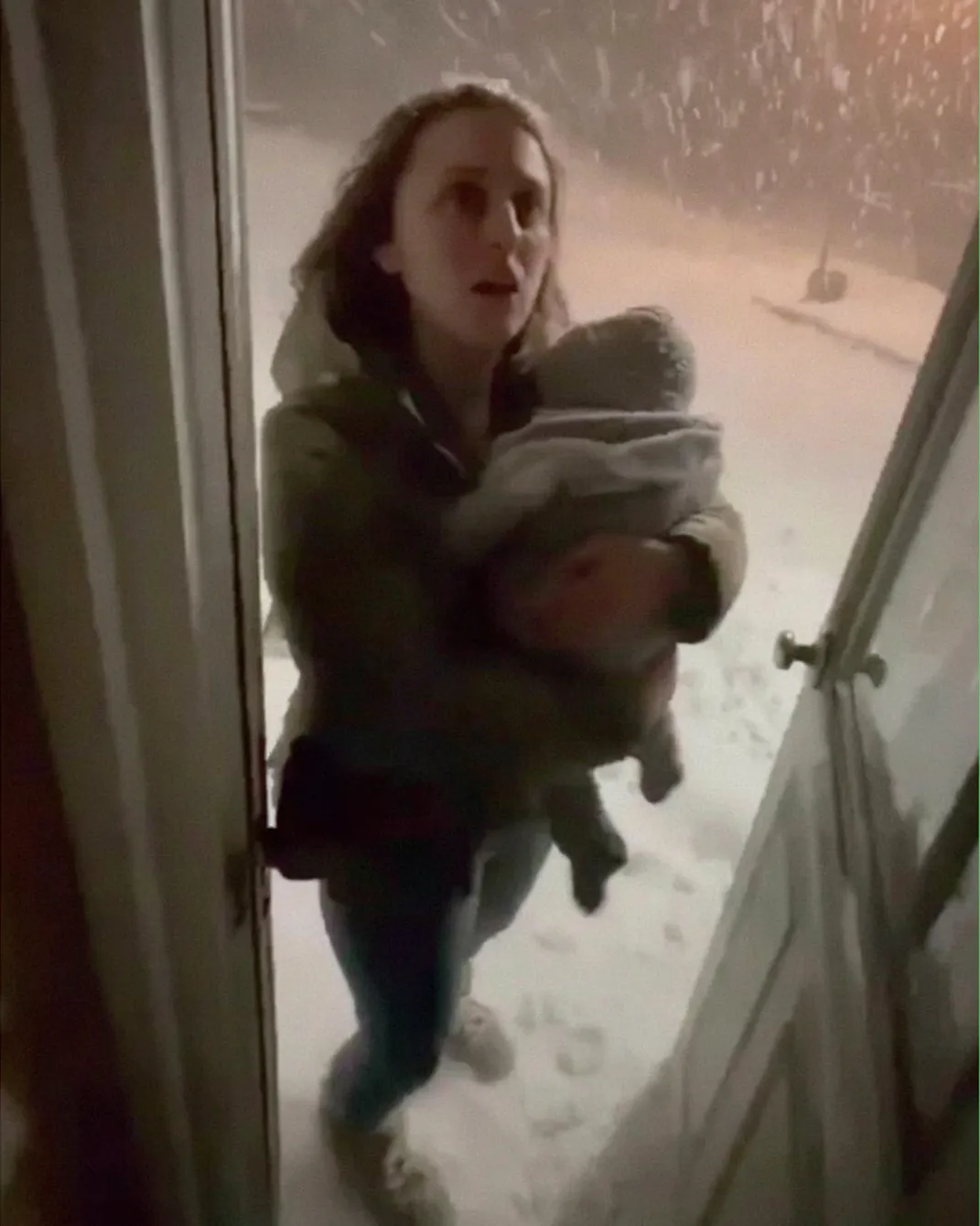 I Helped a Mother and Her Baby One Cold Night – A Month Later, I Received an Unexpected Visit