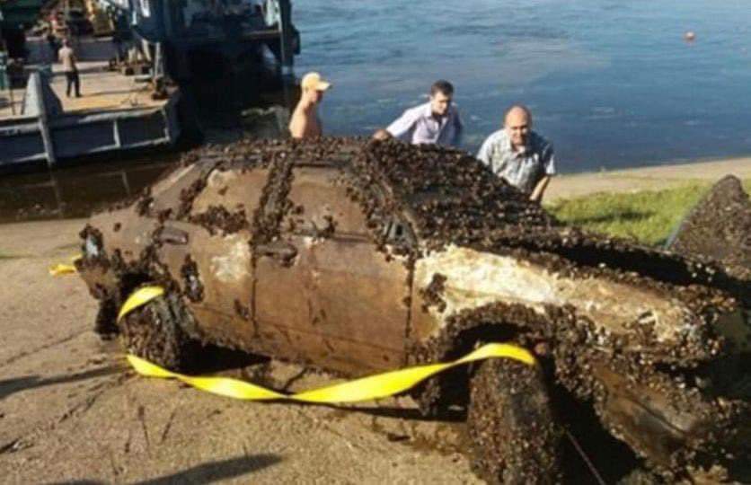 Man Discovers Submerged Car in River and Alerts Authorities
