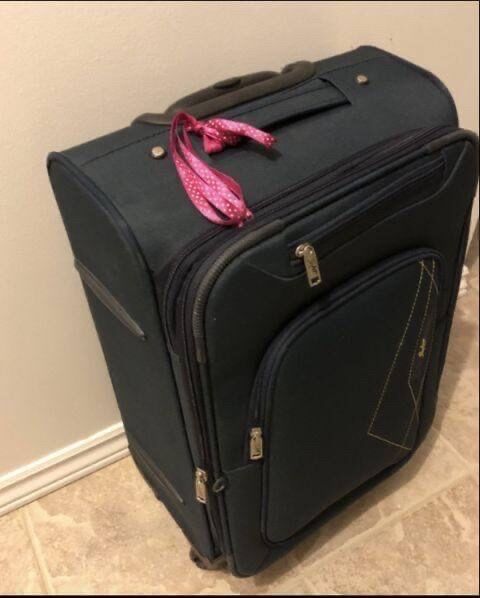 Why Airport Experts Say You Should Avoid Tying Ribbons on Your Luggage