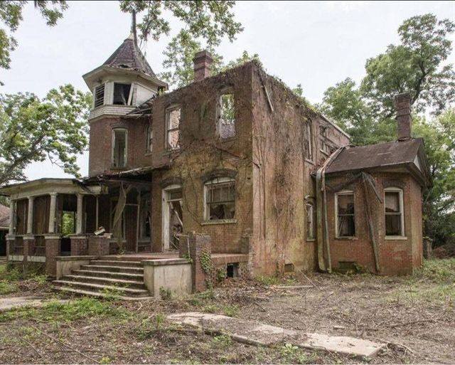 Inside a Forgotten 1899 Brick Mansion Built to Stand the Test of Time
