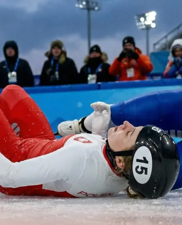 Olympic Speed Skater Receives Medical Care After On-Ice Collision During Competition