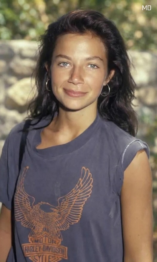 Beloved Former TV Star Inspires Fans by Embracing Natural Aging and Authentic Beauty